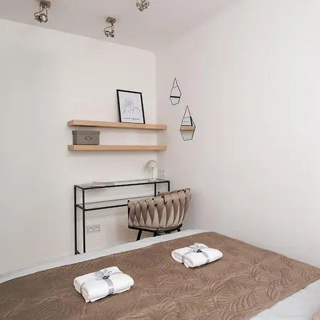 Belapart 2-Bedroom Downtown Apartament, 1 Km To Central Station, Metro, Netflix, Air-Conditioning Apartment *
