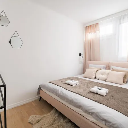 Belapart 2-bedroom Downtown Apartament, 1 Km To Station, Metro With Air-conditioning *