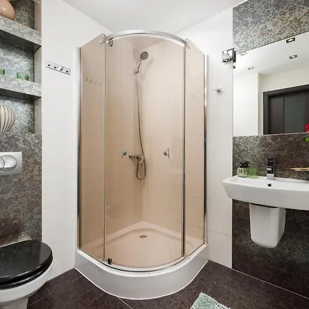 Belapart 2-Bedroom Downtown Apartament, 1 Km To Central Station, Metro, Netflix, Air-Conditioning Apartment *