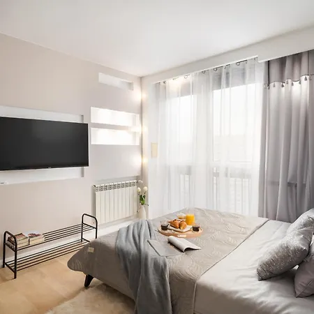 Belapart 2-Bedroom Downtown Apartament, 1 Km To Central Station, Metro, Netflix, Air-Conditioning